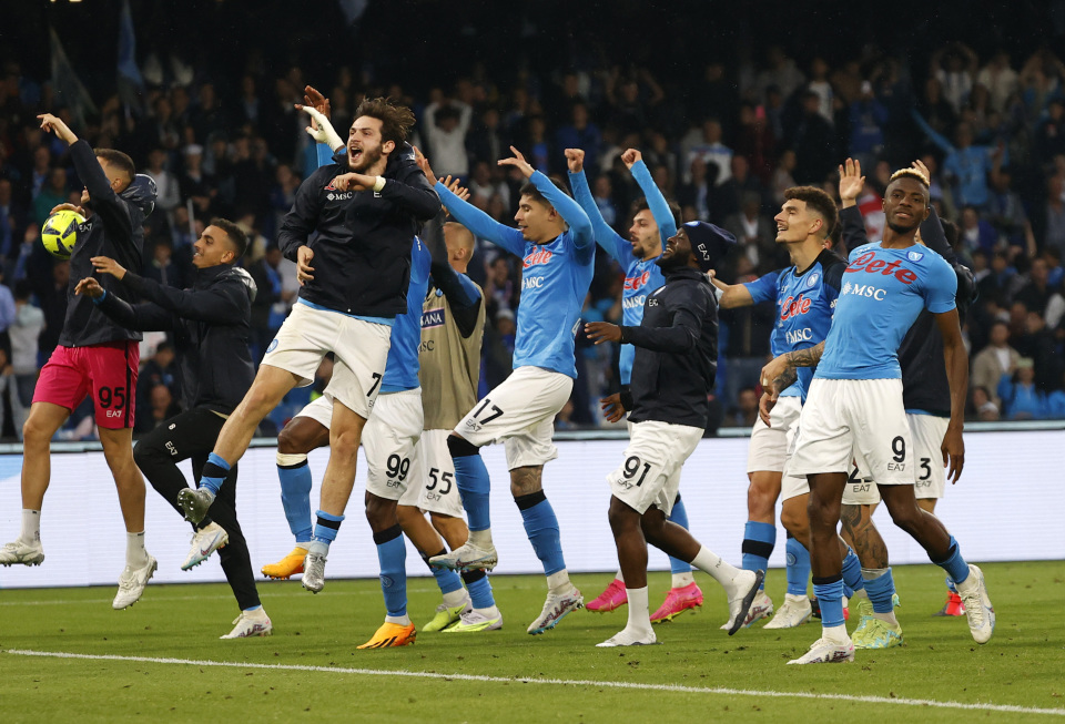 中超俱乐部欠薪问题严峻，准入审核难度大，职业化进程仍不完善。