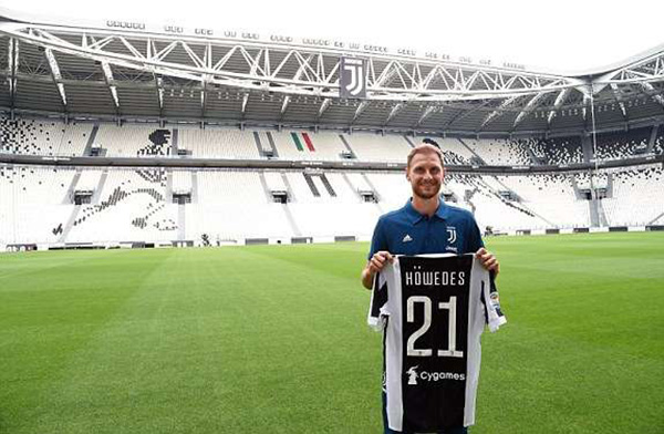 足球世界杯主题周边开售，球迷抢购