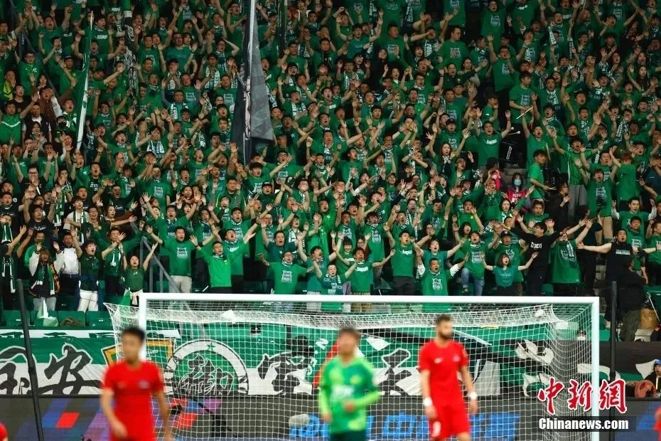 足球国足球员获赞：比赛态度专业（国脚获赞：比赛态度十分专业）